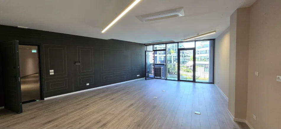 Tirane, jepet me qera zyre Kati 1, 102 m² 1.500 € (LIQENI ARTIFICIAL)