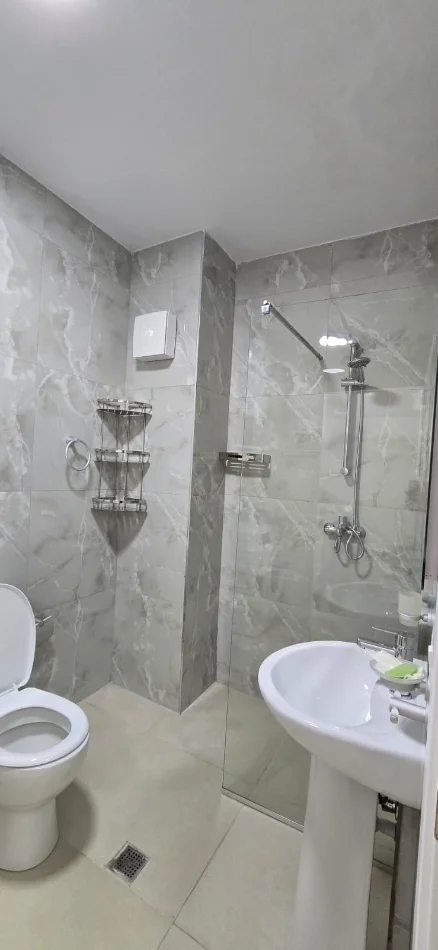 Tirane, jepet me qera apartament 1+1+Ballkon Kati 3, 60 m² 35000 leke (Rruga Aleksander Kondo)