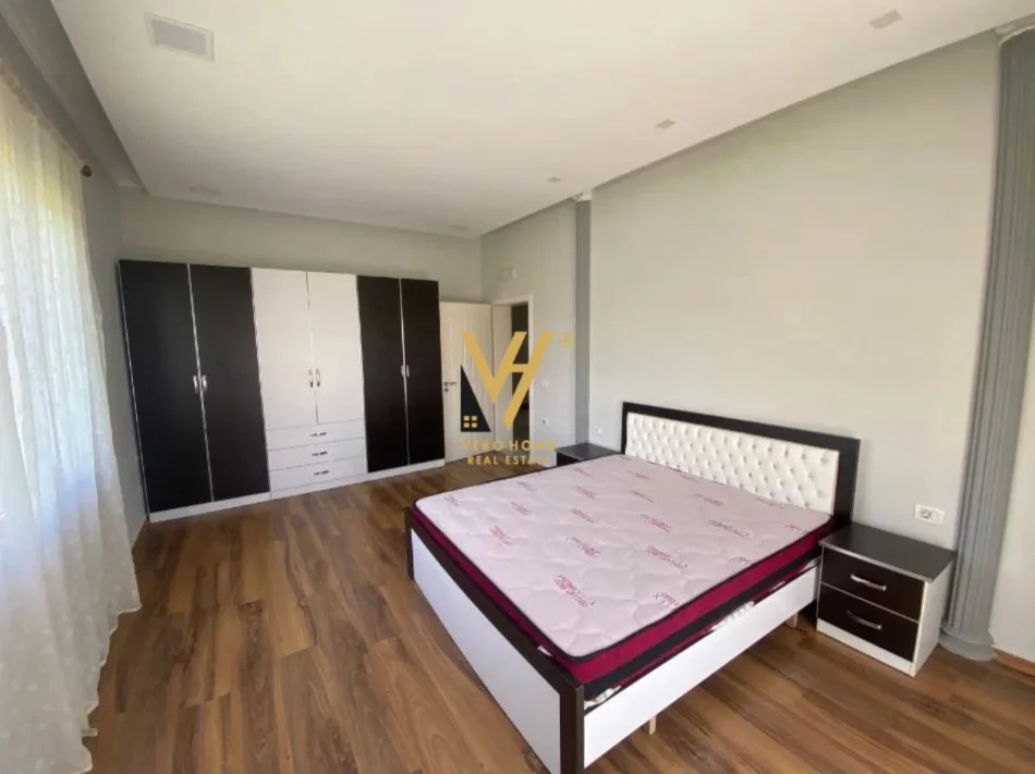 Tirane, jepet me qera apartament 3+1+Ballkon Kati 1, 142 m² 770 € (SAUK I VJETER)