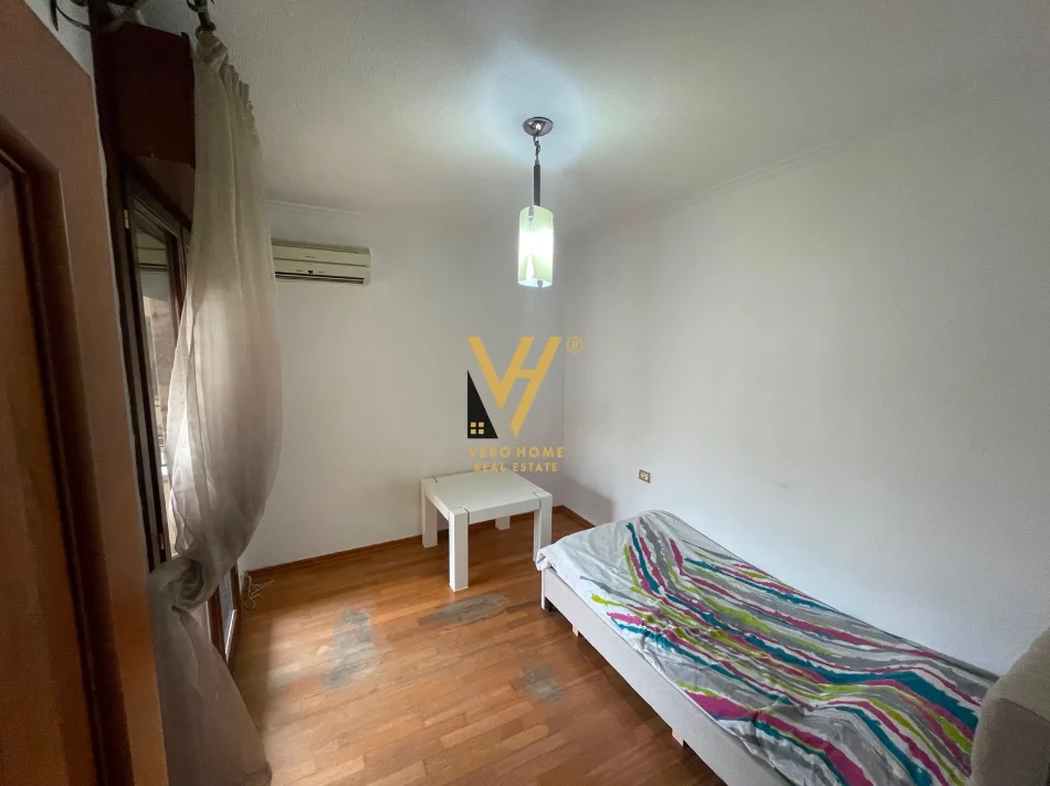 Tirane, jepet me qera apartament 3+1+Ballkon Kati 8, 190 m² 1.100 € (KOMUNA E PARISIT)