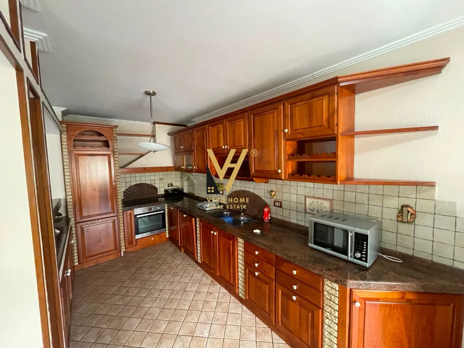 Tirane, jepet me qera apartament 3+1+Ballkon Kati 8, 190 m² 1.100 € (KOMUNA E PARISIT)