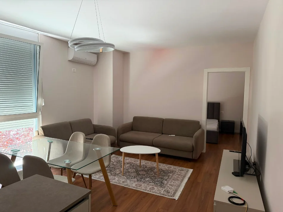 Tirane, jepet me qera apartament 2+1+Ballkon Kati 2, 78 m² 750 € (Rruga Barrikadave)