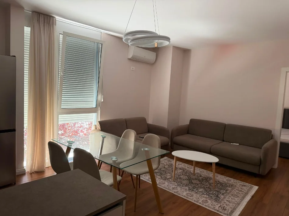Tirane, jepet me qera apartament 2+1+Ballkon Kati 2, 78 m² 750 € (Rruga Barrikadave)