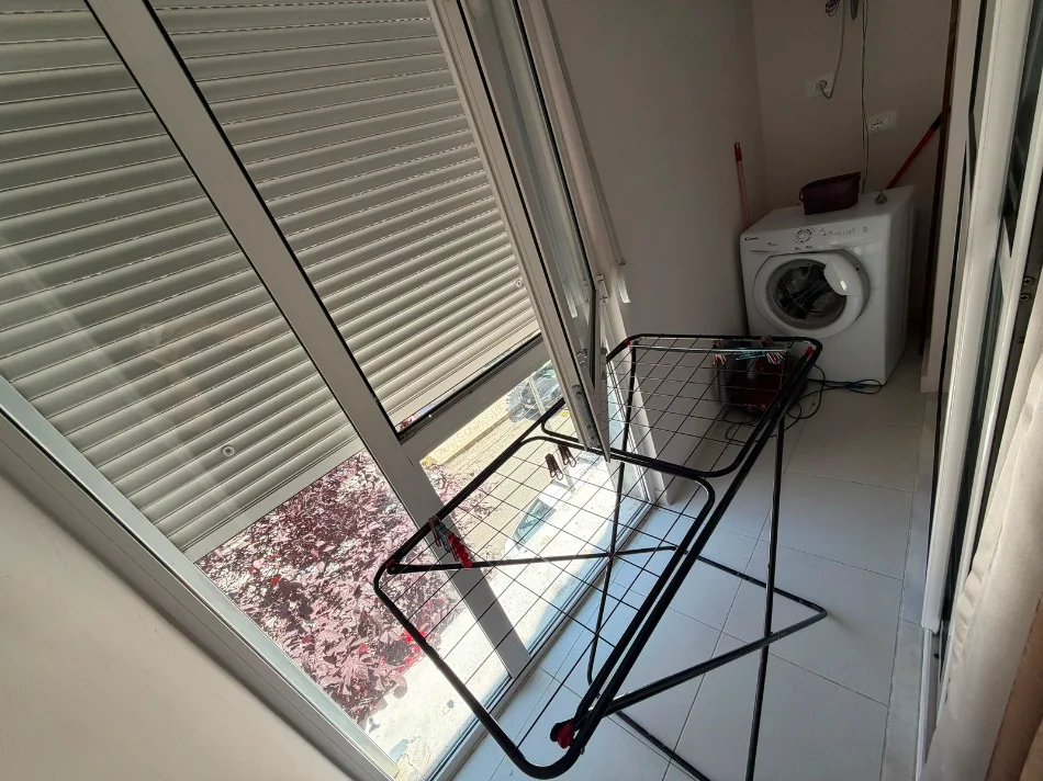 Tirane, jepet me qera apartament 2+1+Ballkon Kati 2, 78 m² 750 € (Rruga Barrikadave)