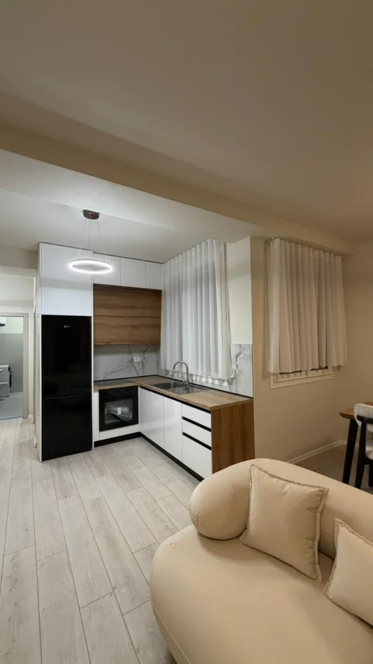 Tirane, jepet me qera apartament 1+1+Ballkon Kati 2, 72 m² 600 € (River Residence)