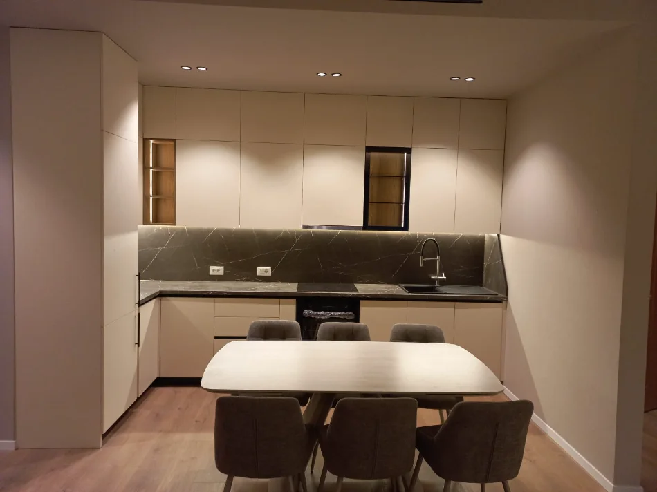 Tirane, jepet me qera apartament 2+1+Ballkon , 120 m² 1.500 € (Kompleksi Delijorgji)