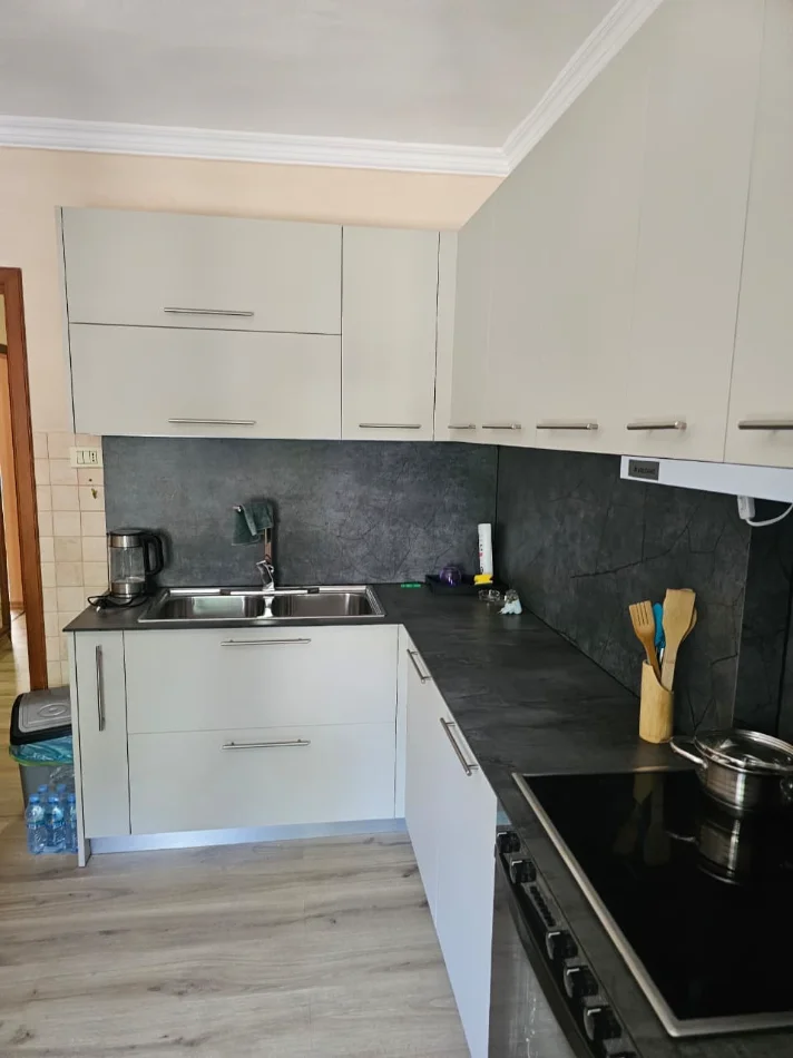 Tirane, jepet me qera ambjent biznesi Kati 1, 153 m² 1.000 € (Sheshi Wilson)