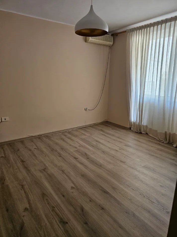 Tirane, jepet me qera ambjent biznesi Kati 1, 153 m² 1.000 € (Sheshi Wilson)