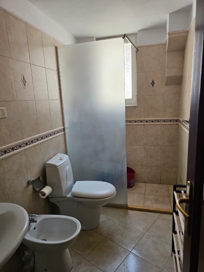 Tirane, jepet me qera ambjent biznesi Kati 1, 153 m² 1.000 € (Sheshi Wilson)