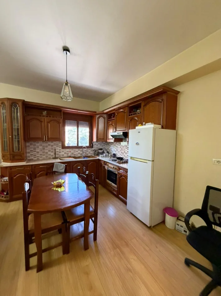Tirane, jepet me qera shtepi 3+1+Ballkon Kati 2, 130 m² 500 € (Astir)