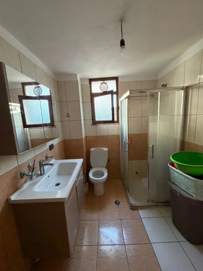 Tirane, jepet me qera shtepi 3+1+Ballkon Kati 2, 130 m² 500 € (Astir)