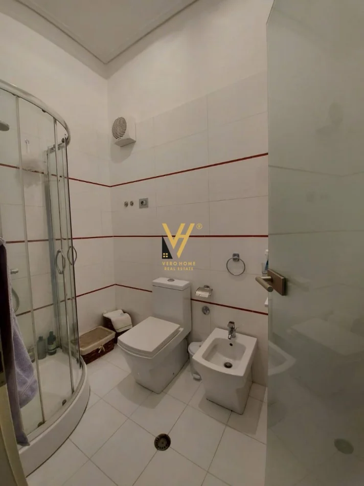 Tirane, jepet me qera apartament 2+1+Ballkon Kati 4, 130 m² 1.000 € (DAJT)