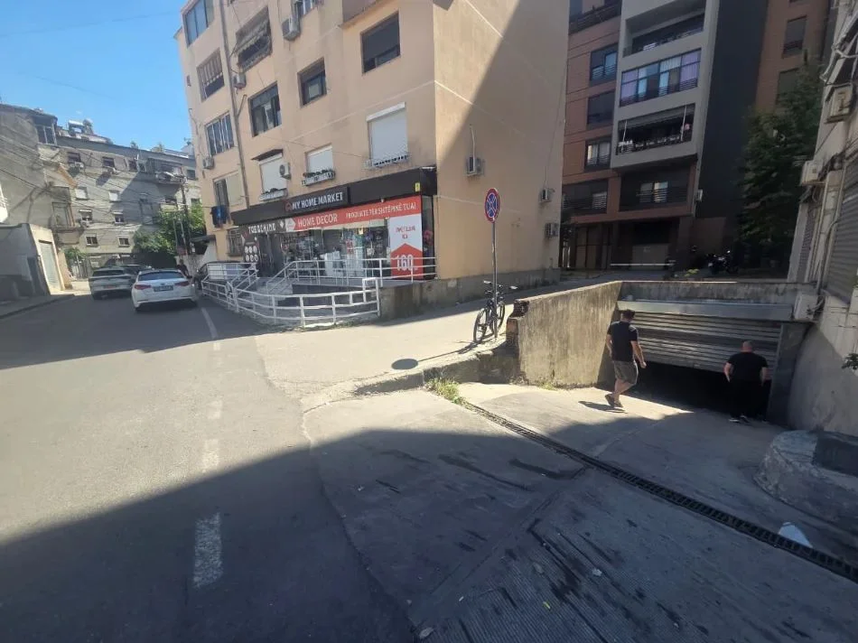 Tirane, jepet me qera garazh | post parkimi Kati -1, 350 m² 2.100 € (PAZARI I RI)