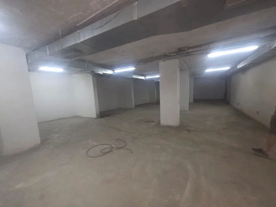 Tirane, jepet me qera garazh | post parkimi Kati -1, 350 m² 2.100 € (PAZARI I RI)