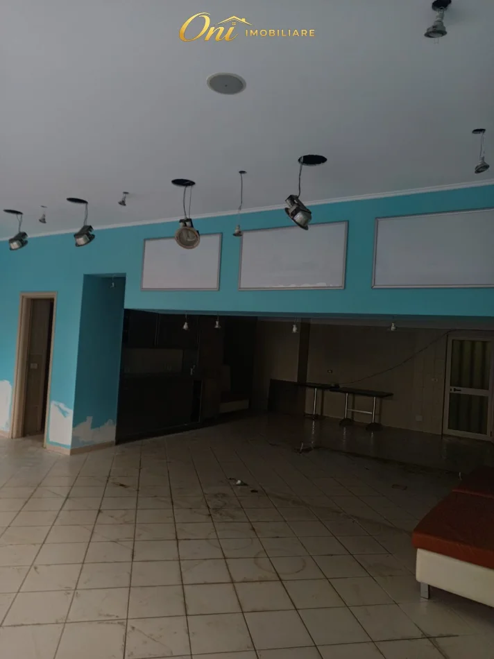 Tirane, jepet me qera dyqan Kati 1, 97 m² 1.000 € (KOPSHTI BOTANIK)