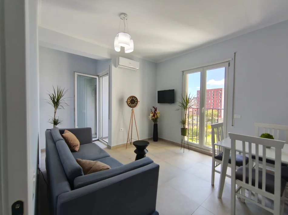 Tirane, jepet me qera apartament 1+1 Kati 3, 65 m² 650 € (QSUT)