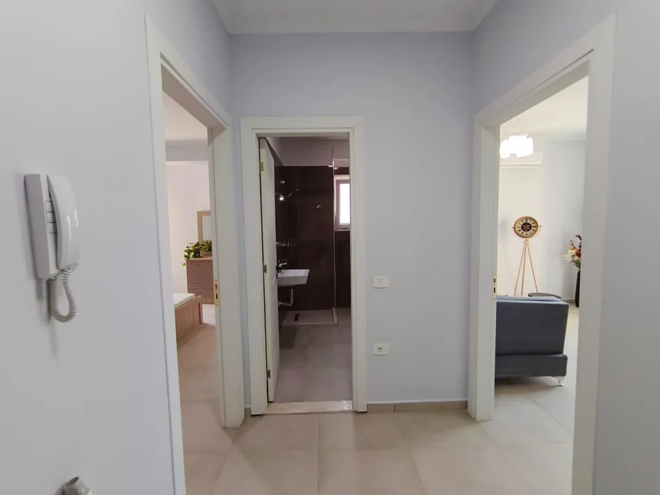 Tirane, jepet me qera apartament 1+1 Kati 3, 65 m² 650 € (QSUT)
