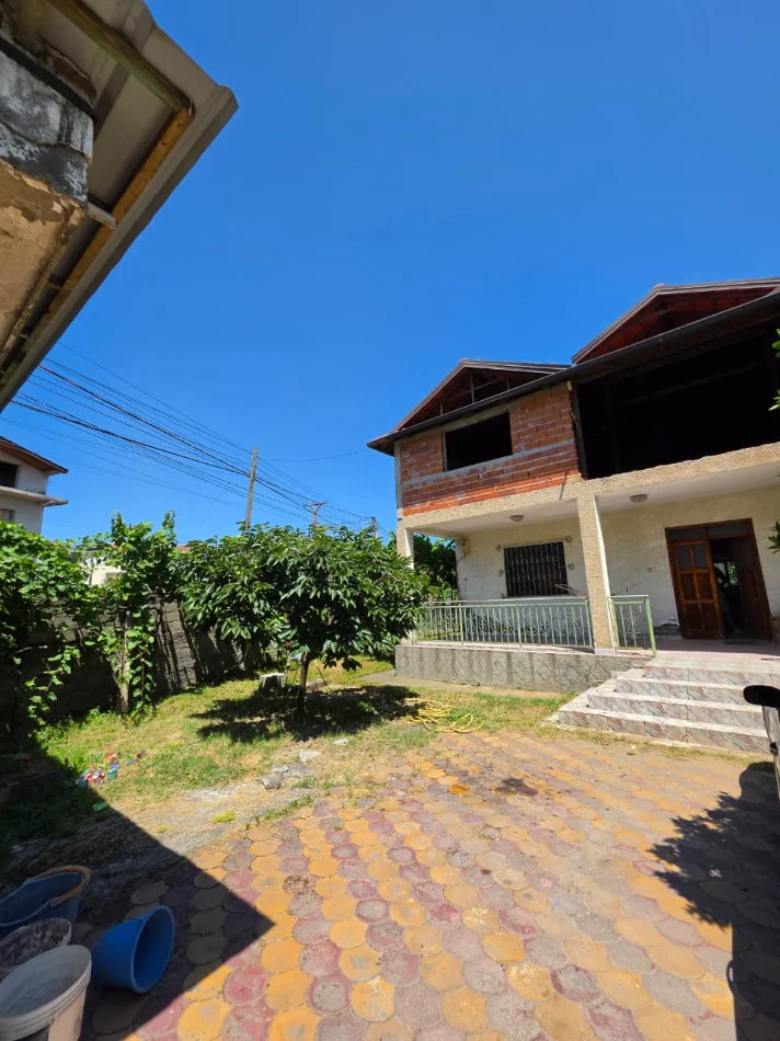 SHITET: Truall ( 500m²) + Shtëpi Private ( 341m² ) 📍 LAPRAKË - Pas Spitalit Ushtarak 200m ) Akses Direkt në Unazë & Autostradë 🛣️ 350.000€ ✨️