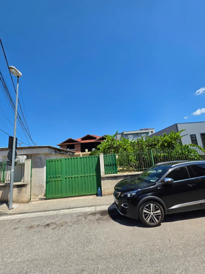 SHITET: Truall ( 500m²) + Shtëpi Private ( 341m² ) 📍 LAPRAKË - Pas Spitalit Ushtarak 200m ) Akses Direkt në Unazë & Autostradë 🛣️ 350.000€ ✨️