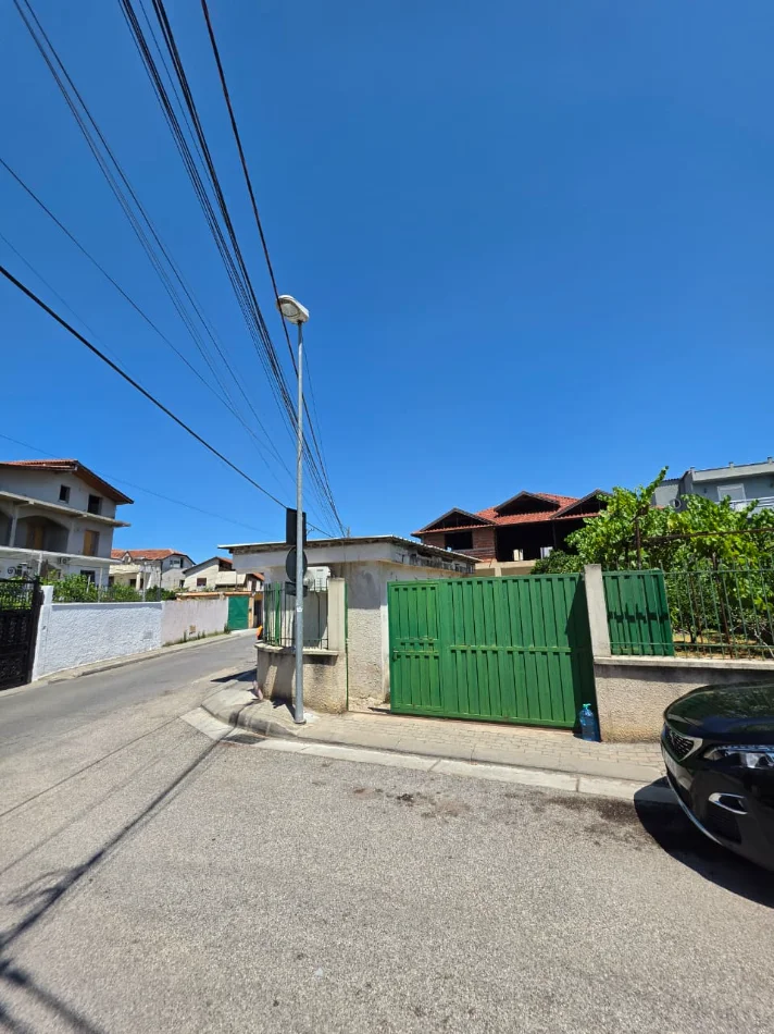 SHITET: Truall ( 500m²) + Shtëpi Private ( 341m² ) 📍 LAPRAKË - Pas Spitalit Ushtarak 200m ) Akses Direkt në Unazë & Autostradë 🛣️ 350.000€ ✨️