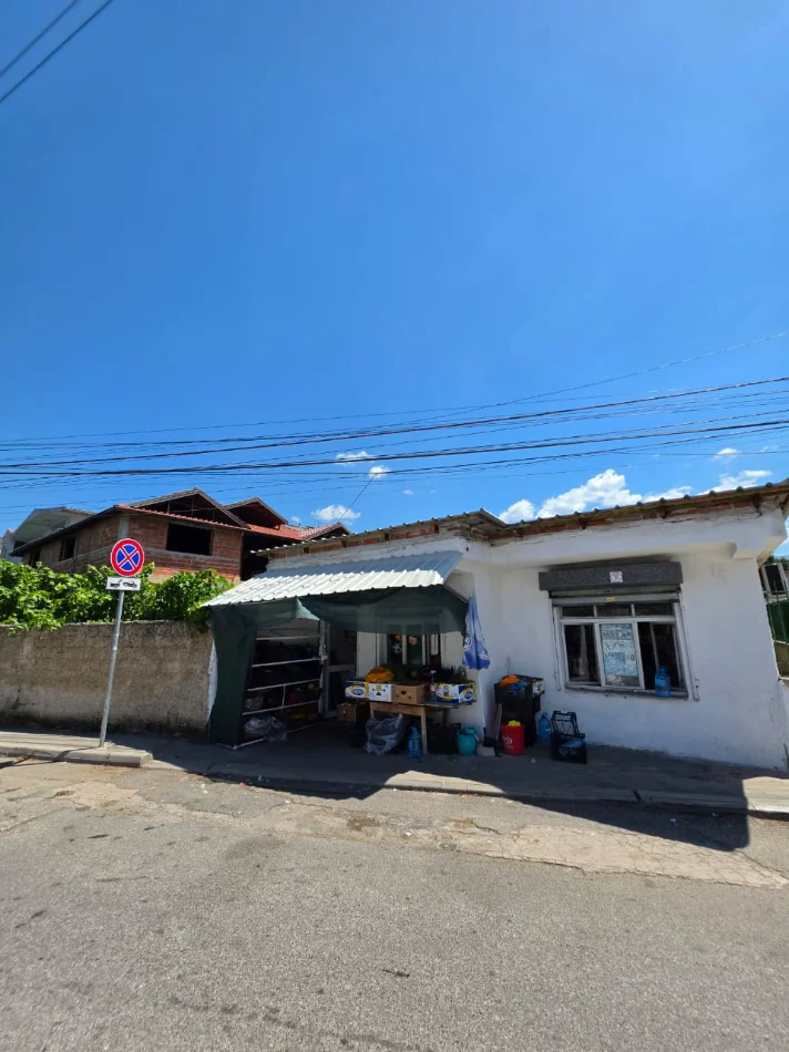 SHITET: Truall ( 500m²) + Shtëpi Private ( 341m² ) 📍 LAPRAKË - Pas Spitalit Ushtarak 200m ) Akses Direkt në Unazë & Autostradë 🛣️ 350.000€ ✨️