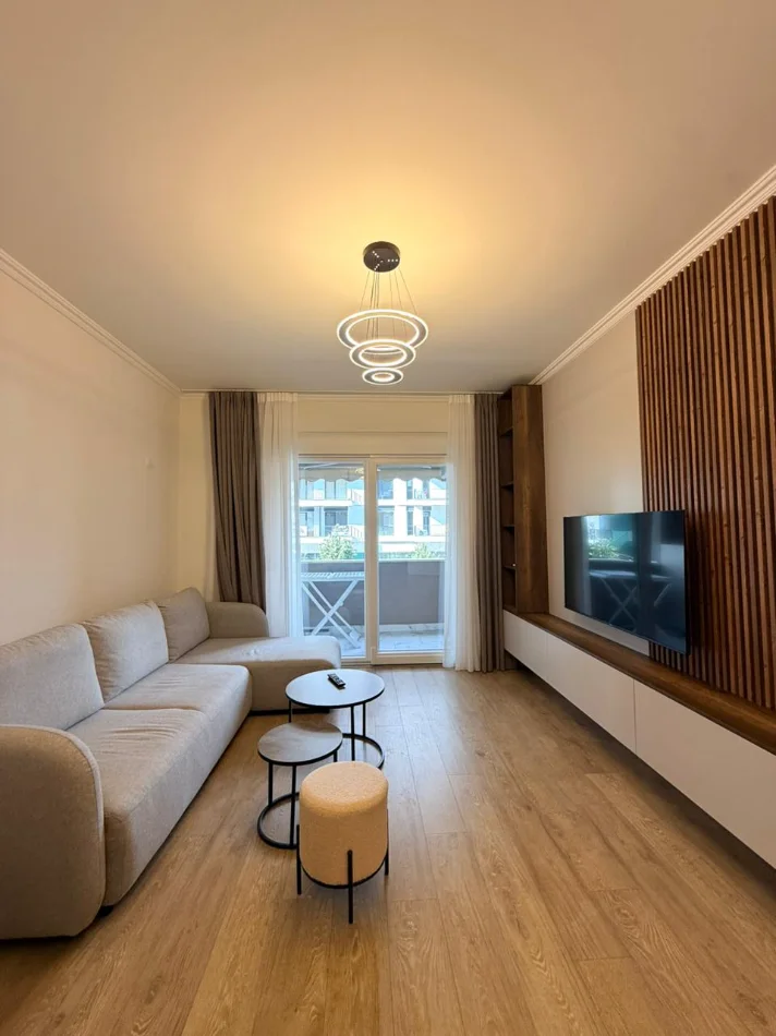 Tirane, jepet me qera apartament 1+1+Ballkon Kati 2, 67 m² 800 € (Komuna e Parisit)
