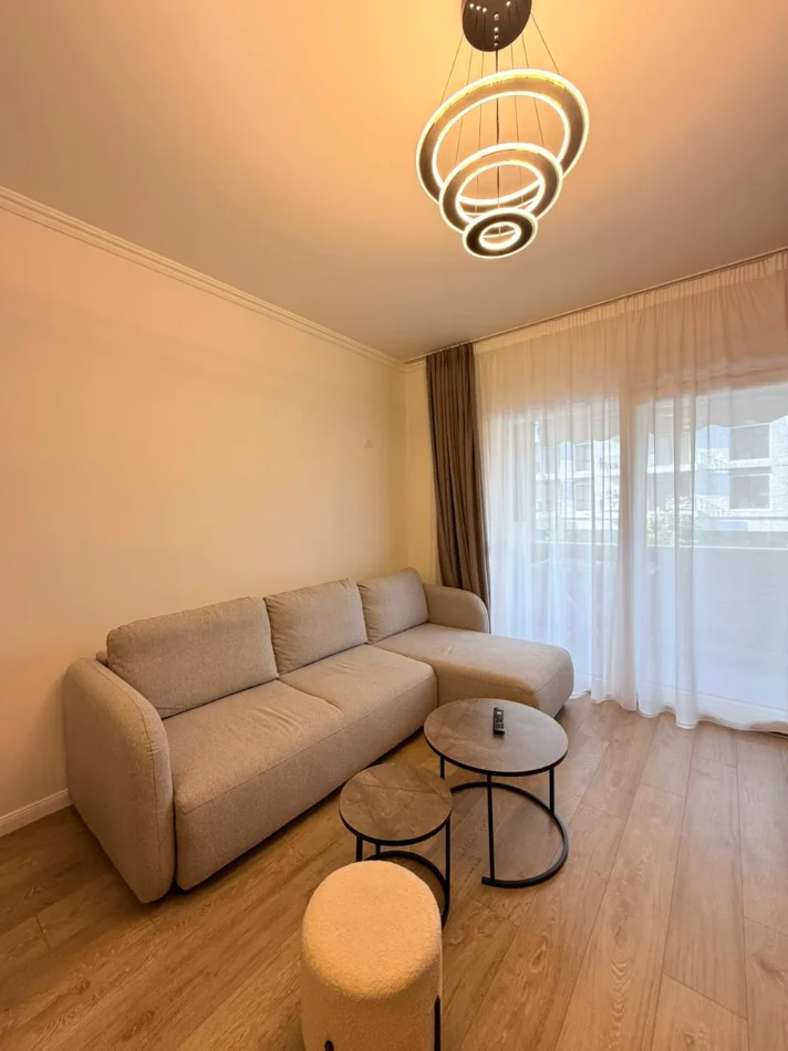 Tirane, jepet me qera apartament 1+1+Ballkon Kati 2, 67 m² 800 € (Komuna e Parisit)