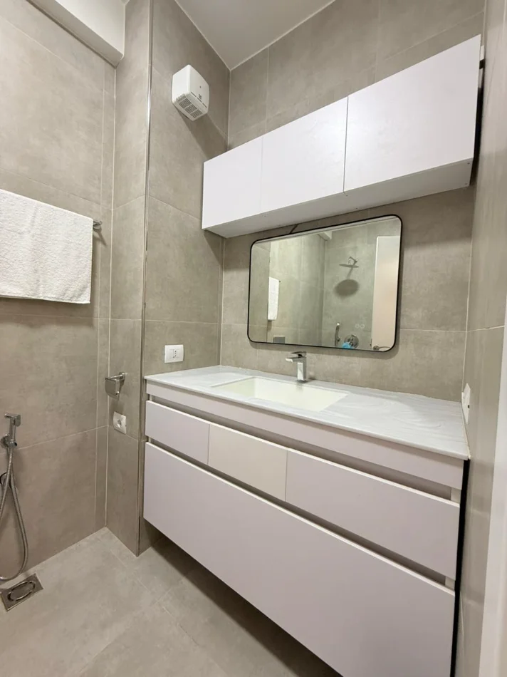 Tirane, jepet me qera apartament 1+1+Ballkon Kati 2, 67 m² 800 € (Komuna e Parisit)