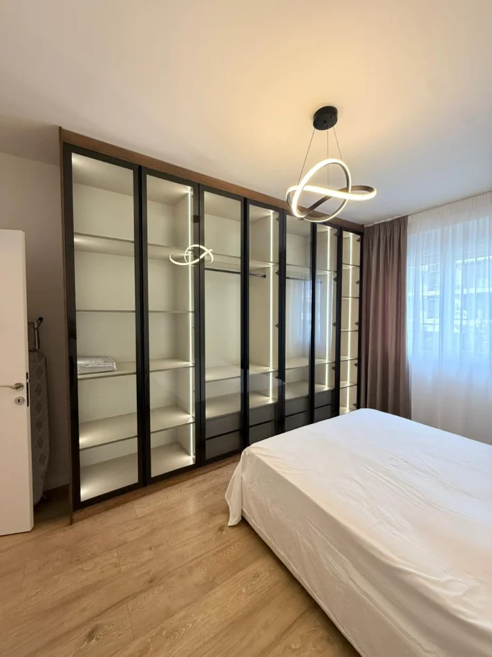 Tirane, jepet me qera apartament 1+1+Ballkon Kati 2, 67 m² 800 € (Komuna e Parisit)