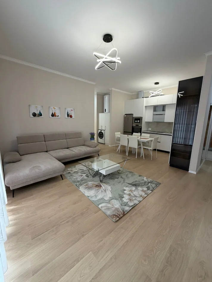 Tirane, jepet me qera apartament 2+1+Ballkon Kati 3, 120 m² 1.300 € (Kompleksi Delijorgji)