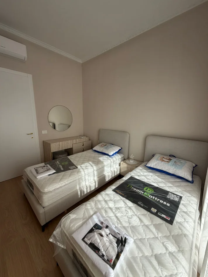 Tirane, jepet me qera apartament 2+1+Ballkon Kati 3, 120 m² 1.300 € (Kompleksi Delijorgji)