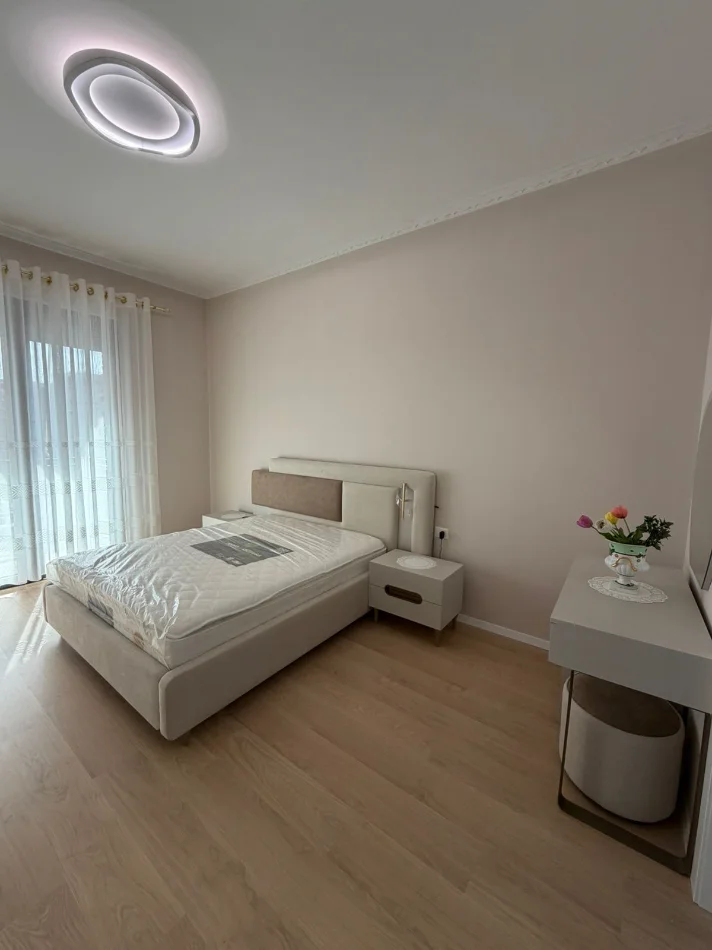 Tirane, jepet me qera apartament 2+1+Ballkon Kati 3, 120 m² 1.300 € (Kompleksi Delijorgji)
