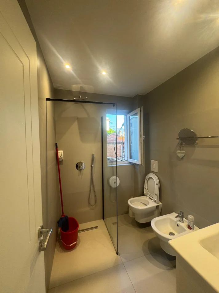 Tirane, jepet me qera apartament 1+1+Ballkon Kati 2, 65 m² 550 € (Rruga Fortuzi)