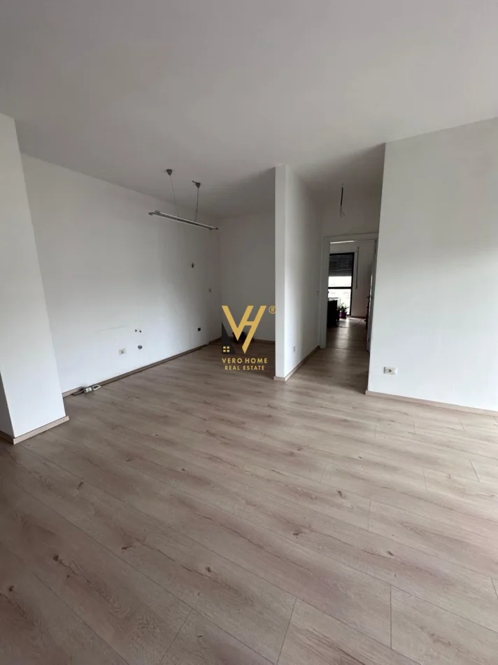 Tirane, jepet me qera zyre Kati 6, 89 m² 800 € (STACIONI TRENIT)