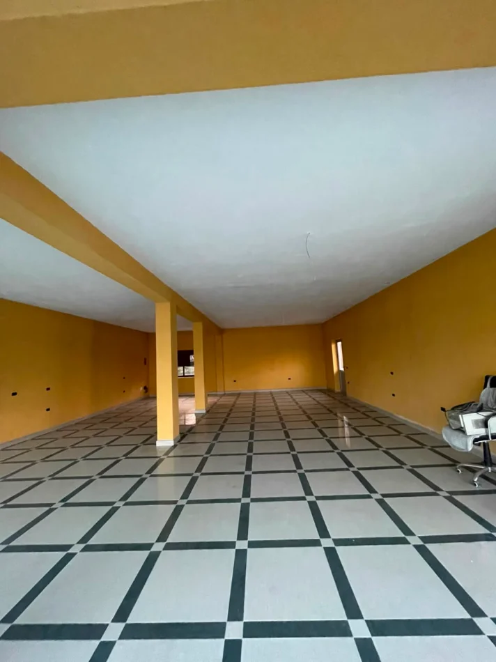 Durres, jepet me qera ambjent biznesi Kati 1, 150 m² 700 € (Shkozet)
