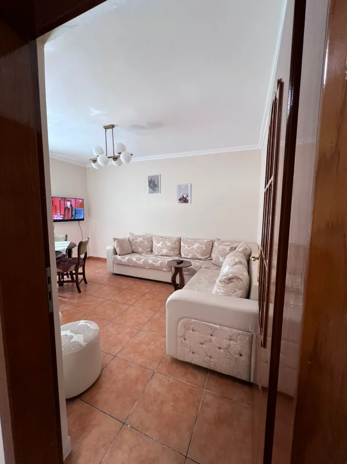 Tirane, jepet me qera apartament 2+1 Kati 4, 80 m² 650 € (MBRAPA AMBASADES AMERIKANE)