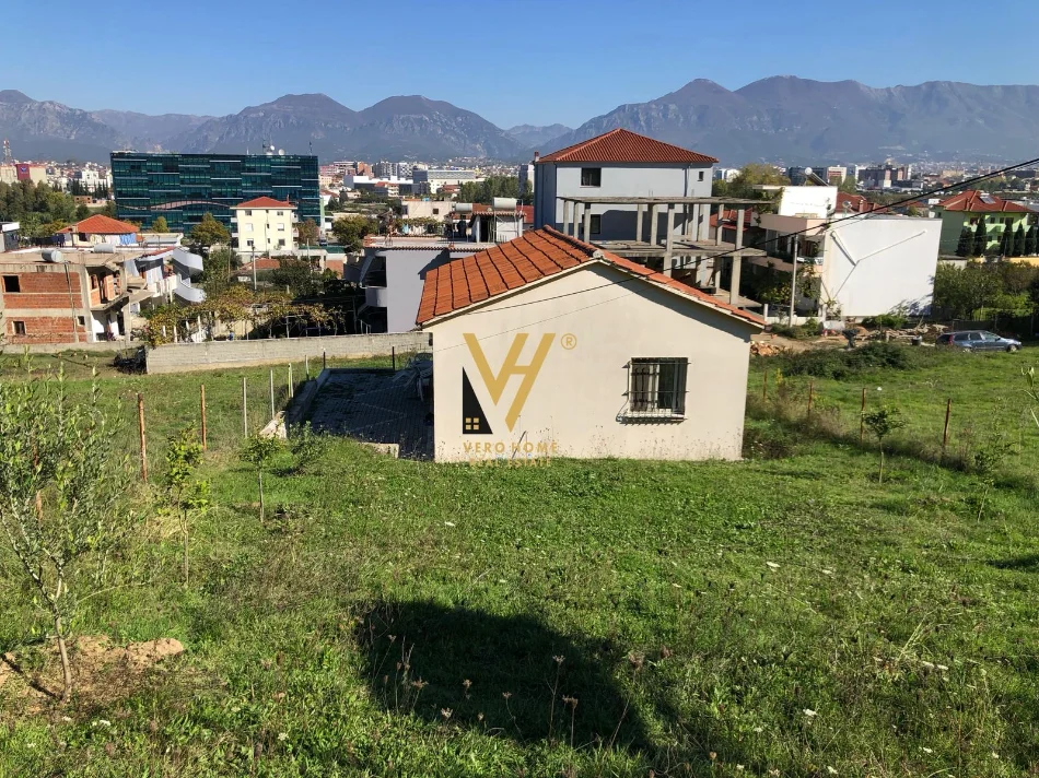 Tirane, shitet shtepi 2+1 Kati 1, 274 m² 106.000 € (MEZEZ)