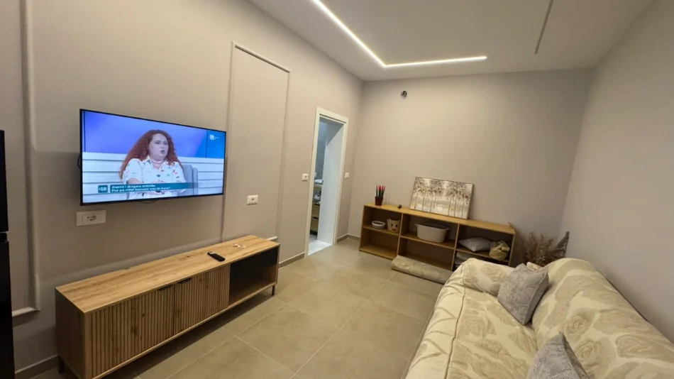 Tirane, jepet me qera apartament 1+1 Kati 2, 600 € 