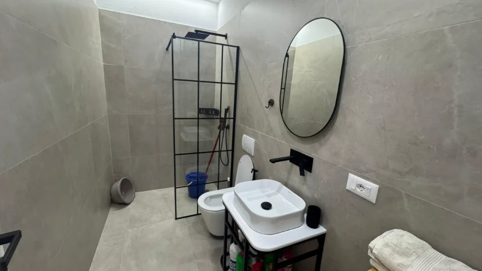 Tirane, jepet me qera apartament 1+1 Kati 2, 600 € 
