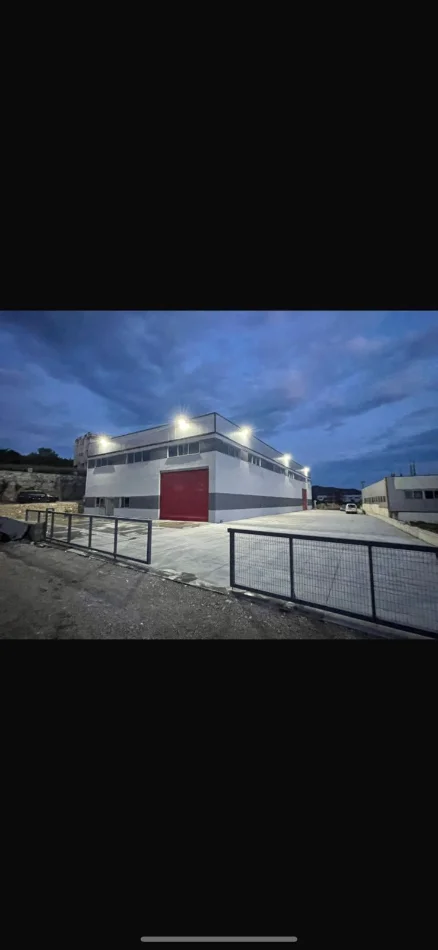 Tirane, jepet me qera ambjent biznesi Kati 0, 1.065 m² 4.000 € (vore maminas)