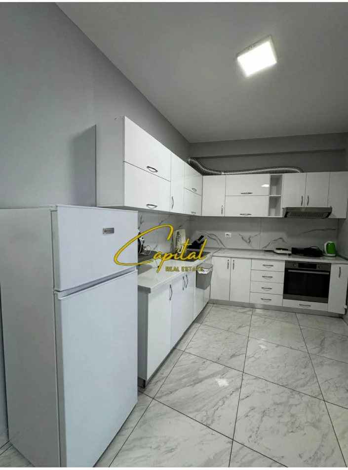 Tirane, jepet me qera apartament 1+1 Kati 7, 60 m² 700 € (KOMUNA E PARISIT)