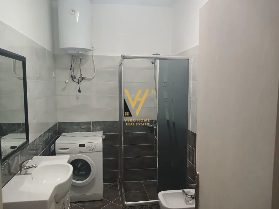 Tirane, jepet me qera apartament 2+1+Ballkon Kati 8, 90 m² 570 € (FRESKU)