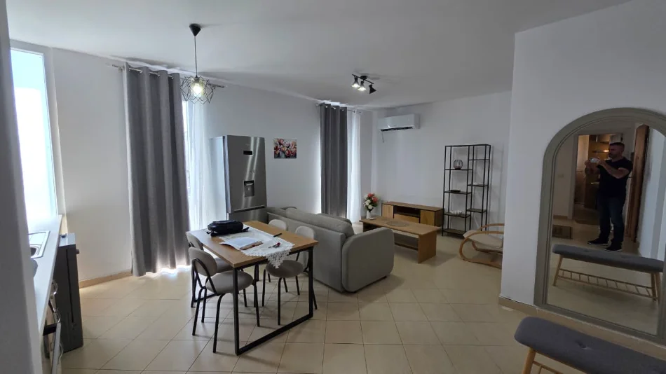 Tirane, jepet me qera apartament 1+1 Kati 4, 600 € (komune eparisit)