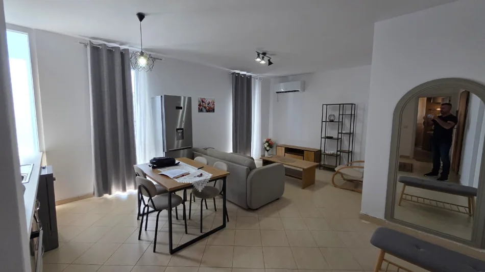 Tirane, jepet me qera apartament 1+1 Kati 4, 600 € (komune eparisit)