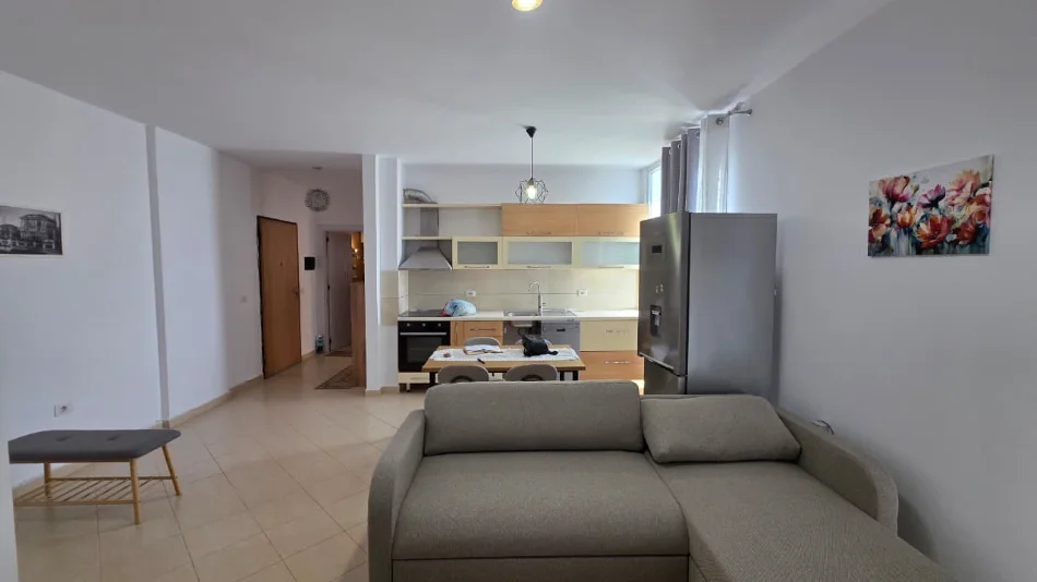 Tirane, jepet me qera apartament 1+1 Kati 4, 600 € (komune eparisit)