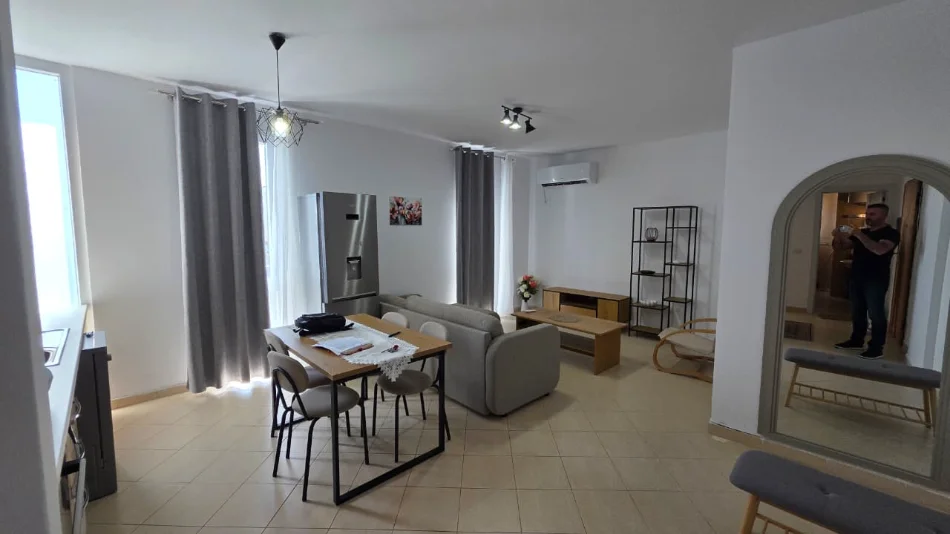 Tirane, jepet me qera apartament 1+1 Kati 4, 600 € (komune eparisit)