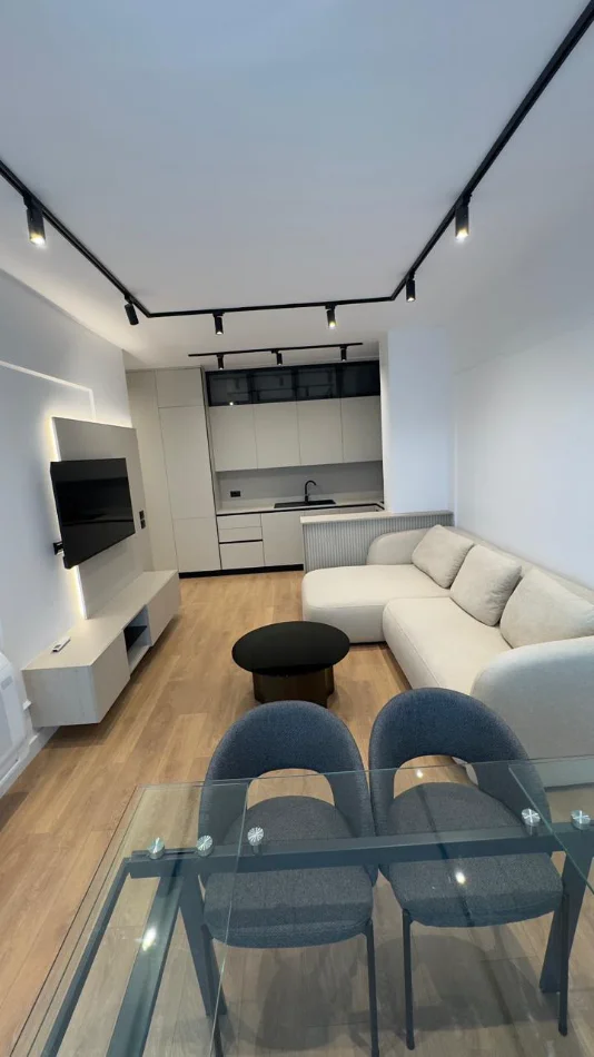 Tirane, jepet me qera apartament 1+1 Kati 8, 65 m² (porcelan)