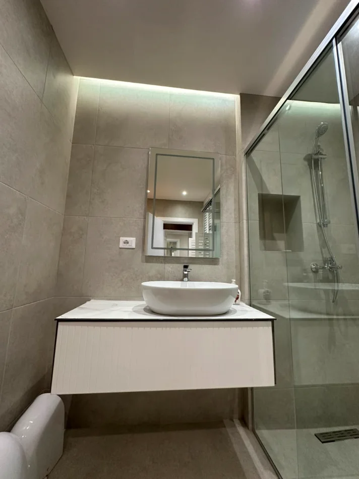 Tirane, jepet me qera apartament 1+1+Ballkon Kati 1, 70 m² 600 € (rruga e elbasanit , kompleksi xheluks)
