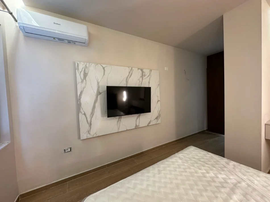Tirane, jepet me qera apartament 1+1+Ballkon Kati 1, 70 m² 600 € (rruga e elbasanit , kompleksi xheluks)
