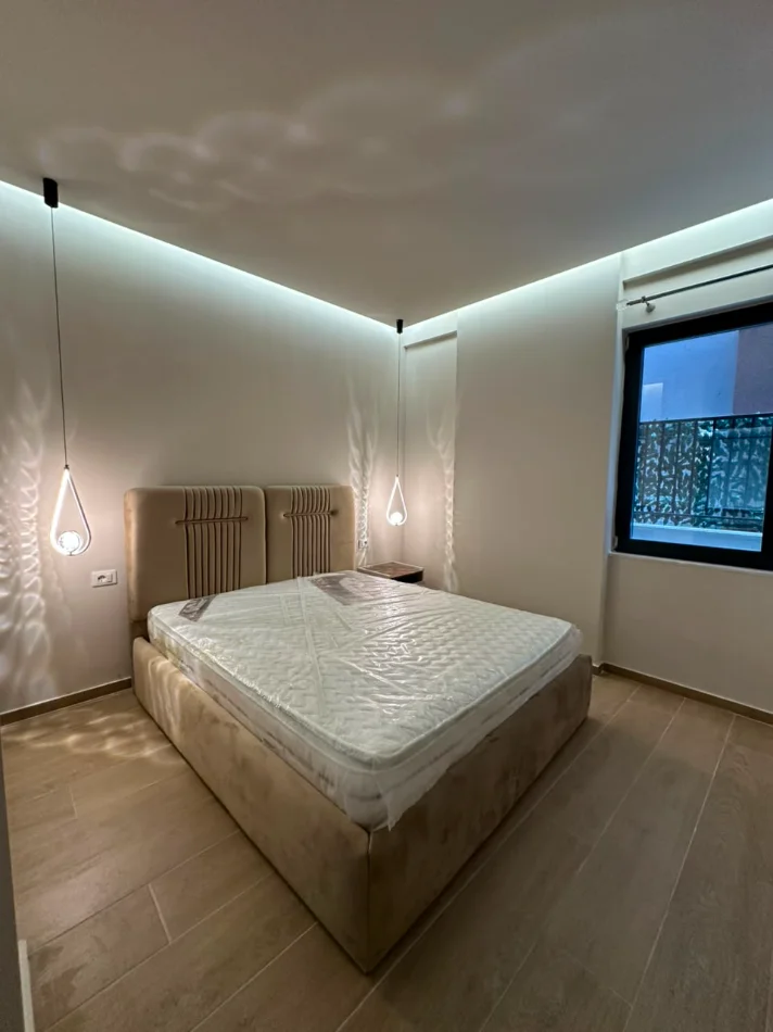 Tirane, jepet me qera apartament 1+1+Ballkon Kati 1, 70 m² 600 € (rruga e elbasanit , kompleksi xheluks)